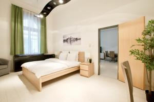 - une chambre avec un lit et un miroir dans l'établissement St. King 1 by Hi5 Apartments, à Budapest