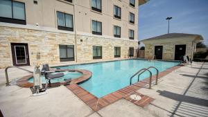 einem großen Pool vor einem Gebäude in der Unterkunft Holiday Inn Express & Suites Del Rio, an IHG Hotel in Del Rio