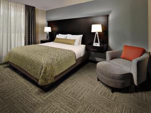 Katil atau katil-katil dalam bilik di Staybridge Suites Eau Claire - Altoona by IHG +58 gambar
