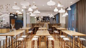 Um restaurante ou outro lugar para comer em Holiday Inn Frankfurt - Alte Oper by IHG