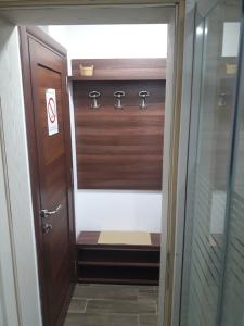 Bilik mandi di Apartmani Nikola u vili Semeteš +142 gambar