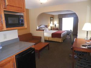 Vuode tai vuoteita majoituspaikassa Holiday Inn Express Hotel & Suites Forest, an IHG Hotel