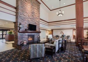 埃爾帕索的住宿－Staybridge Suites El Paso Airport, an IHG Hotel，客厅设有壁炉和电视。