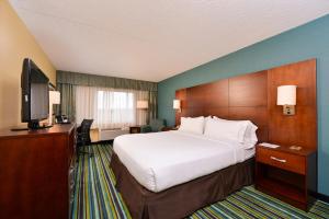 מיטה או מיטות בחדר ב-Holiday Inn Express Flagstaff, an IHG Hotel