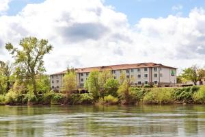 Výhled na řeku, která protéká v blízkosti hotelu