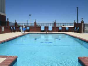 una grande piscina con acqua blu in un edificio di Holiday Inn Express Hotel and Suites Fort Stockton, an IHG Hotel a Fort Stockton