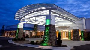 un edificio iluminado con un arco por la noche en Holiday Inn Grand Haven-Spring Lake, an IHG Hotel, en Spring Lake