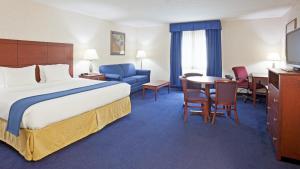 Cama ou camas em um quarto em Holiday Inn Express Deforest by IHG mais 21 fotos