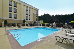 una gran piscina frente a un hotel en Holiday Inn Express Burlington, an IHG Hotel, en Burlington