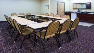 Área de negócios e/ou sala de conferências em Holiday Inn Express Deforest by IHG