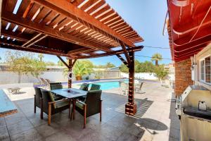 Las Vegas Elegance! Pool Table & Sparkling Pool! Home