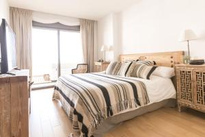 Giường trong phòng chung tại MASCARAT BEACH +30 ảnh