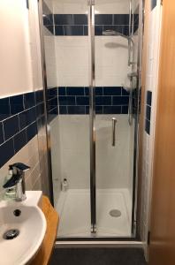 A bathroom at St Columba Hotel