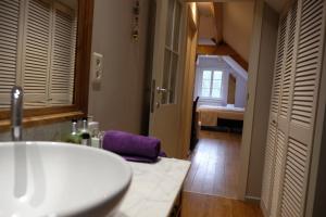 La salle de bains est pourvue d'un lavabo blanc et d'un escalier. dans l'établissement Abeljano, à Hasselt