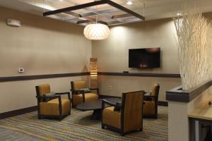 טלויזיה ו/או מרכז בידור ב-Holiday Inn Express Hotel & Suites Goldsboro - Base Area, an IHG Hotel