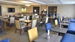 Ein Restaurant oder anderes Speiselokal in der Unterkunft Holiday Inn Express Hotel & Suites Goldsboro - Base Area, an IHG Hotel 