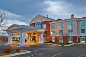 un hotel con un cenador en un aparcamiento en Holiday Inn Express Hotel & Suites Grand Rapids-North, an IHG Hotel, en Grand Rapids