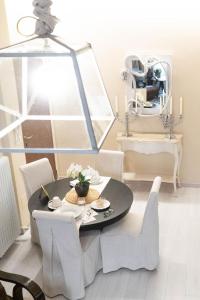 Beauty Case intimate, quiet and central apartment في بولونيا: غرفة طعام مع طاولة وكراسي ومرآة