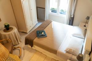 Beauty Case intimate, quiet and central apartment في بولونيا: غرفة نوم مع سرير عليه صينية