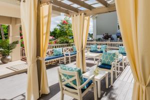 A seating area at Holiday Inn Express Fairhope - Point Clear, an IHG Hotel