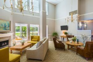 A seating area at Holiday Inn Express Fairhope - Point Clear, an IHG Hotel