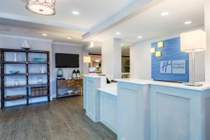 A kitchen or kitchenette at Holiday Inn Express Fairhope - Point Clear, an IHG Hotel