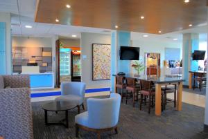 a lobby with a bar and chairs and a kitchen at Holiday Inn Express & Suites - Columbia City by IHG in Columbia City