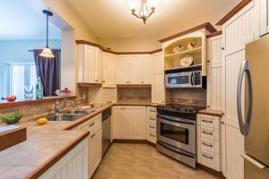 A kitchen or kitchenette at Le Champêtre by Tremblant Sunstar