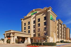 フリスコにあるHoliday Inn Express Frisco Legacy Park Area by IHGの上に看板があるホテルの建物