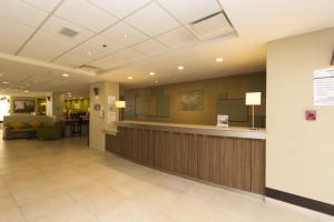 a lobby of a hospital with a waiting area at Holiday Inn Express Guadalajara Aeropuerto, an IHG Hotel in Guadalajara