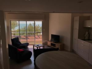 ラ・ロシェルにあるAppartement vue imprenableのベッドルーム1室(ベッド1台付)、リビングルーム(窓付)が備わります。