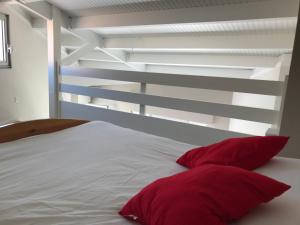 ラ・ロシェルにあるAppartement vue imprenableのベッドルーム1室(赤い枕2つ付) +11枚の写真