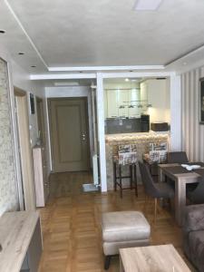 uma sala de estar com um sofá e uma mesa em VIP Apartman KIKA Zlatibor em Zlatibor
