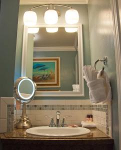 uma casa de banho com um lavatório e um espelho em Capitola Beach Suites em Capitola