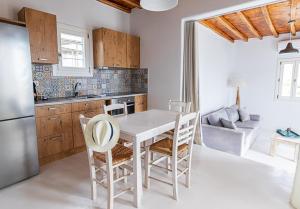 Кухня или мини-кухня в Livadi House
