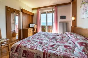 Łóżko lub łóżka w pokoju w obiekcie Albergo Bucaneve