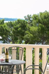 - une table avec une bouteille de vin sur le balcon dans l'établissement Apartment Angelina, à Split