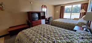 Postel nebo postele na pokoji v ubytování Economy Inn + 2 fotografie