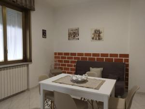 uma sala de jantar com uma mesa branca e cadeiras em Casa Vanna em Torre del Greco
