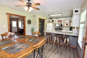 cocina y comedor con mesa y sillas en The River House, en San Marcos