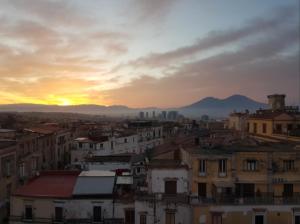 ナポリにあるSulle Tracce Di Sofia Lorenの夕日を背景に市街を望む