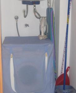 a fish tank in a corner of a bathroom at APARTAMENTO EN SEGUNDA LINEA DE MAR, WIFI & A.C in Cubelles