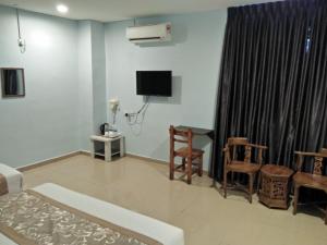 TIONG HUA HOTEL的电视和/或娱乐中心