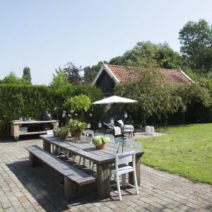 Κήπος έξω από το B & B Meet the Dutch