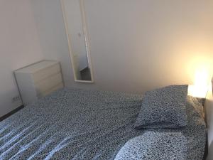 una camera da letto con un letto con una lampada e uno specchio di Orlando Adeje ad Adeje