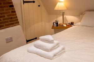 Giường trong phòng chung tại Thatch Cottage - luxury Norfolk Hideaway
