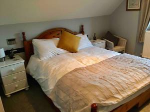 1 dormitorio con 1 cama grande y 2 mesitas de noche en The Loft en Congleton