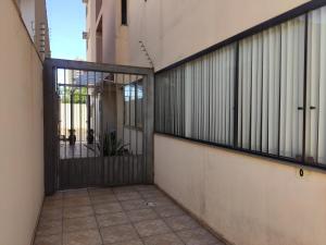 zewnętrzne wejście do budynku z bramą w obiekcie Olga Kehdi Residence w mieście Campo Grande