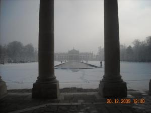 a view of a building from between two columns at Hotel Villa Reale in Noventa Padovana