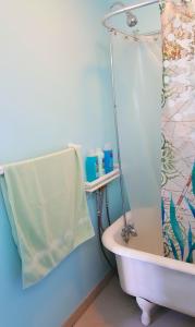 Ένα μπάνιο στο Short walk to beach 4 br 2 bath restored 1935 home +20 φωτογραφίες